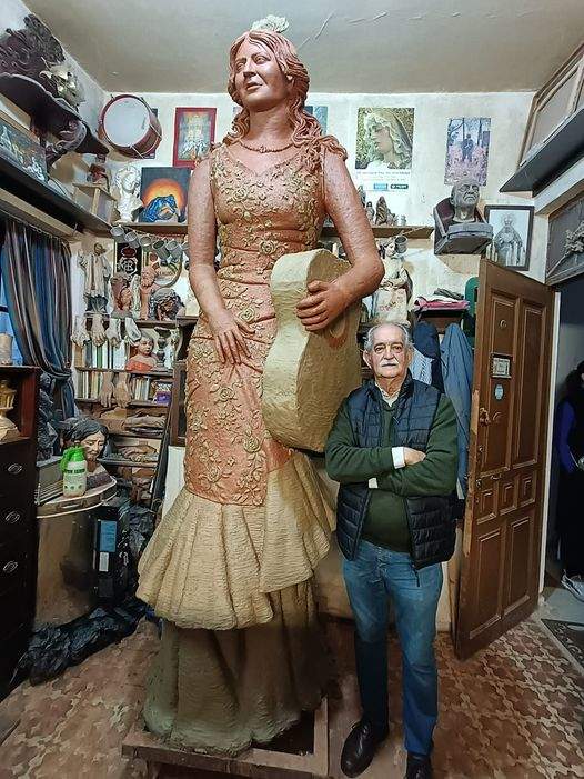 Trabajos en el taller para conformar el monumento a Amparo