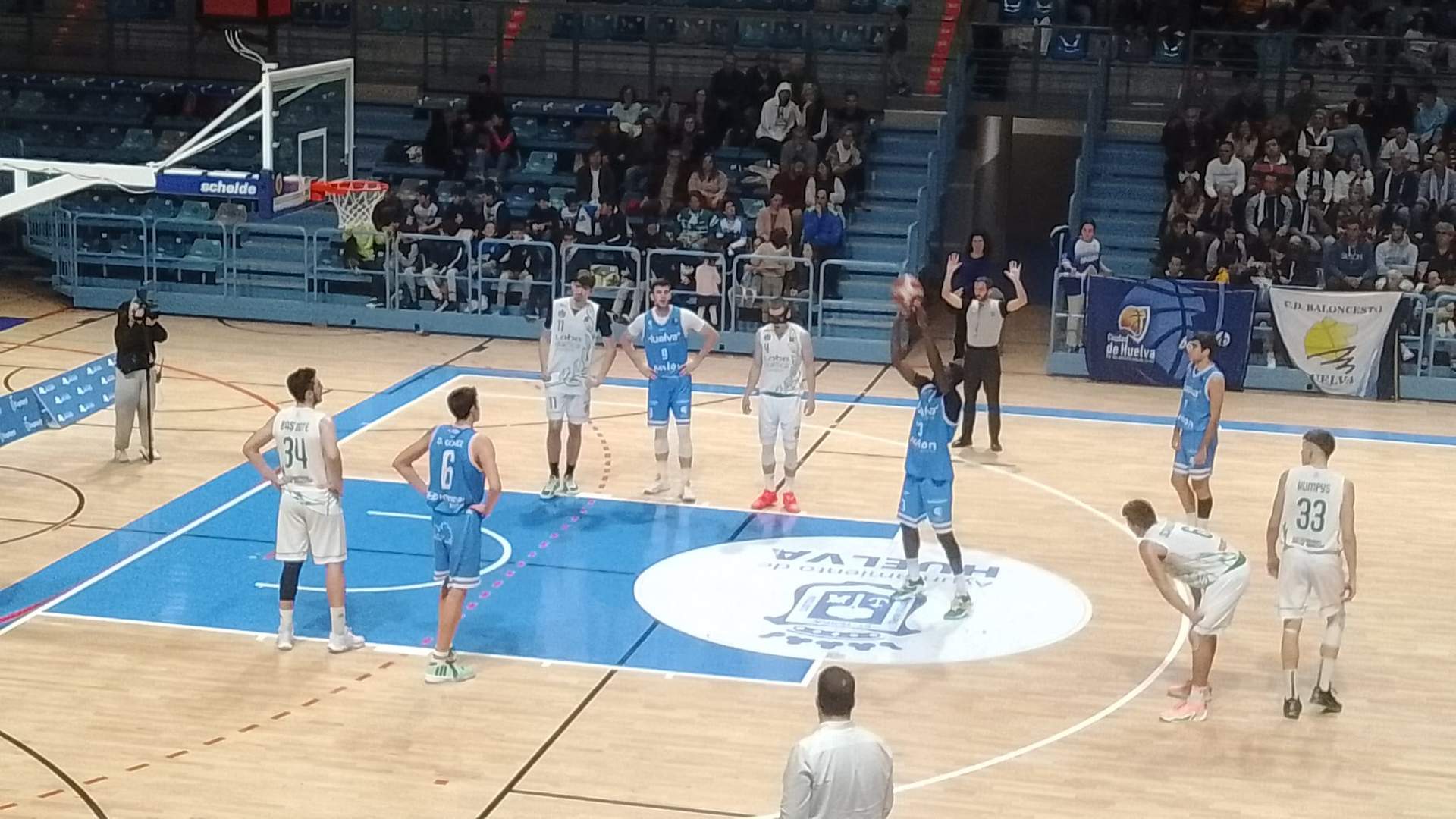 Chabi Yo lanza un tiro libre ante el Huesca.