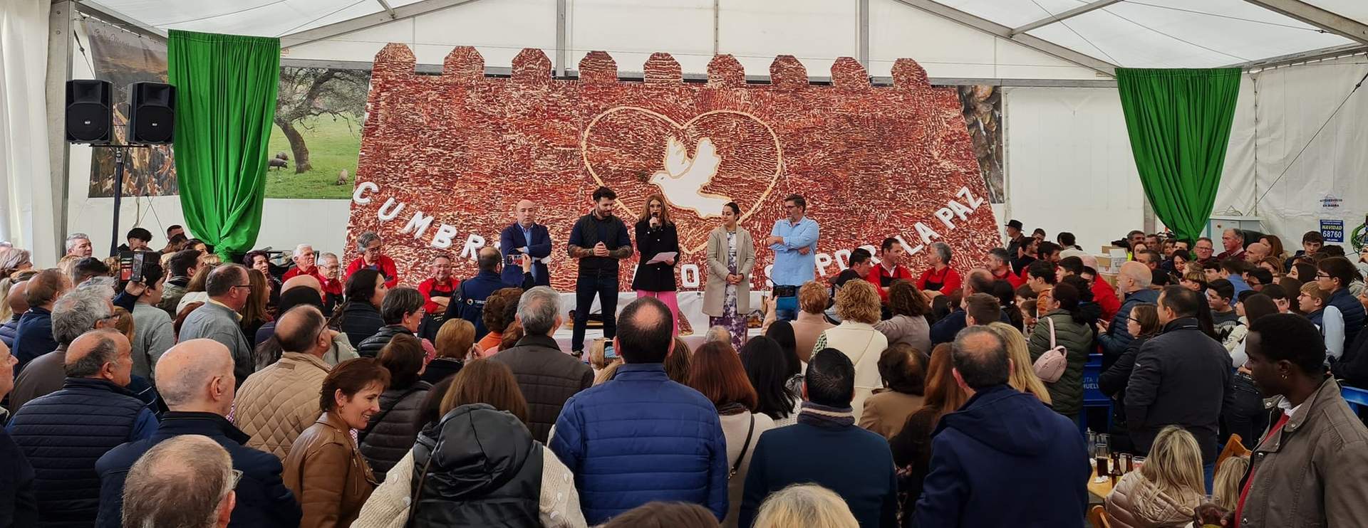 Panorámica general de la ración de jamón ibérico de bellota más grande del mundo