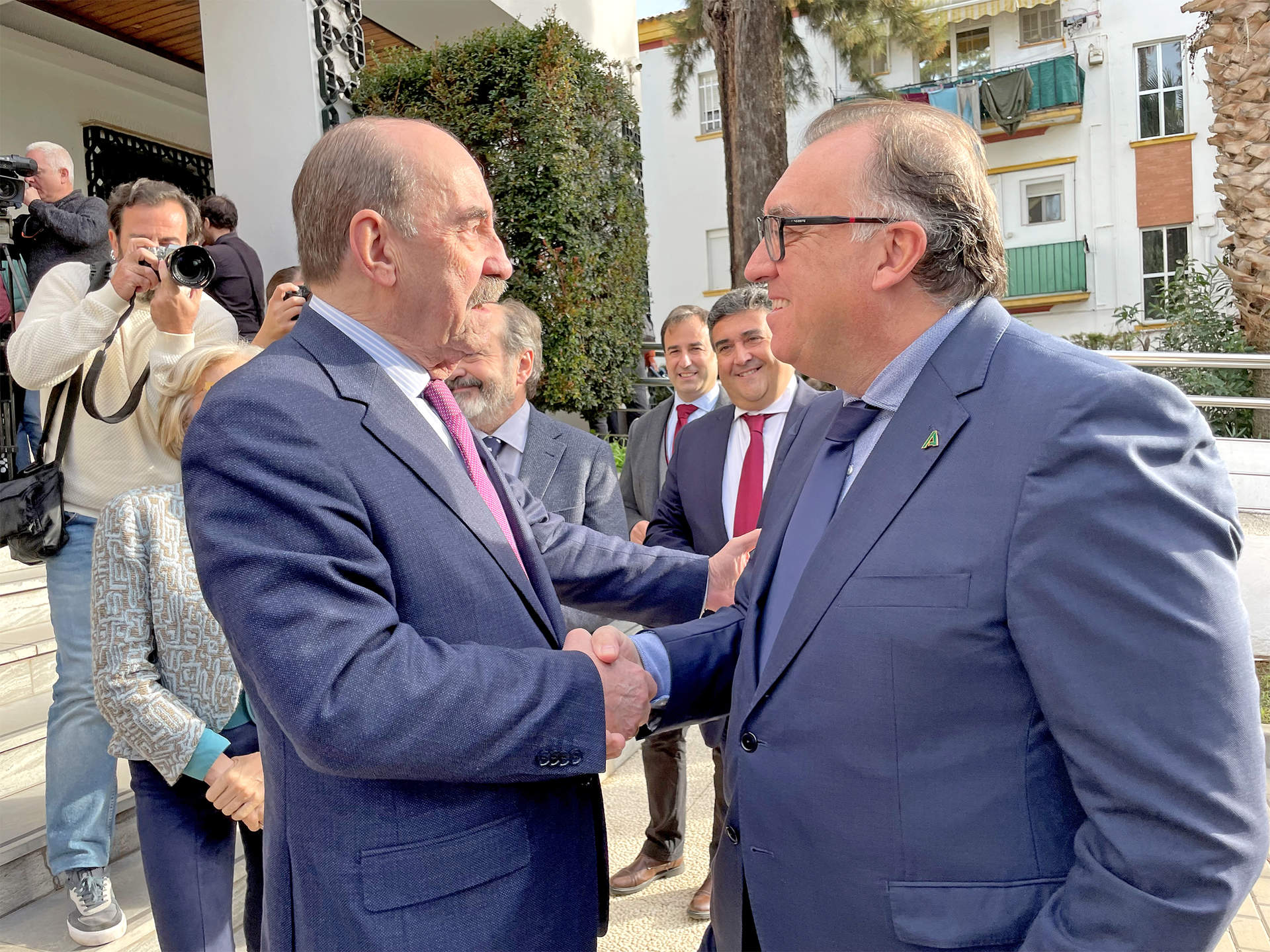 Mariscal saluda al consejero
