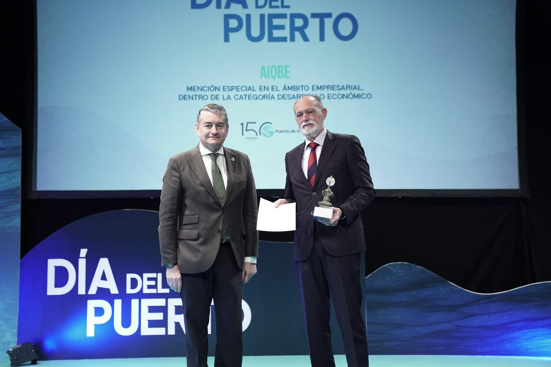 Sanz entrega el reconocimiento a AIQBE
