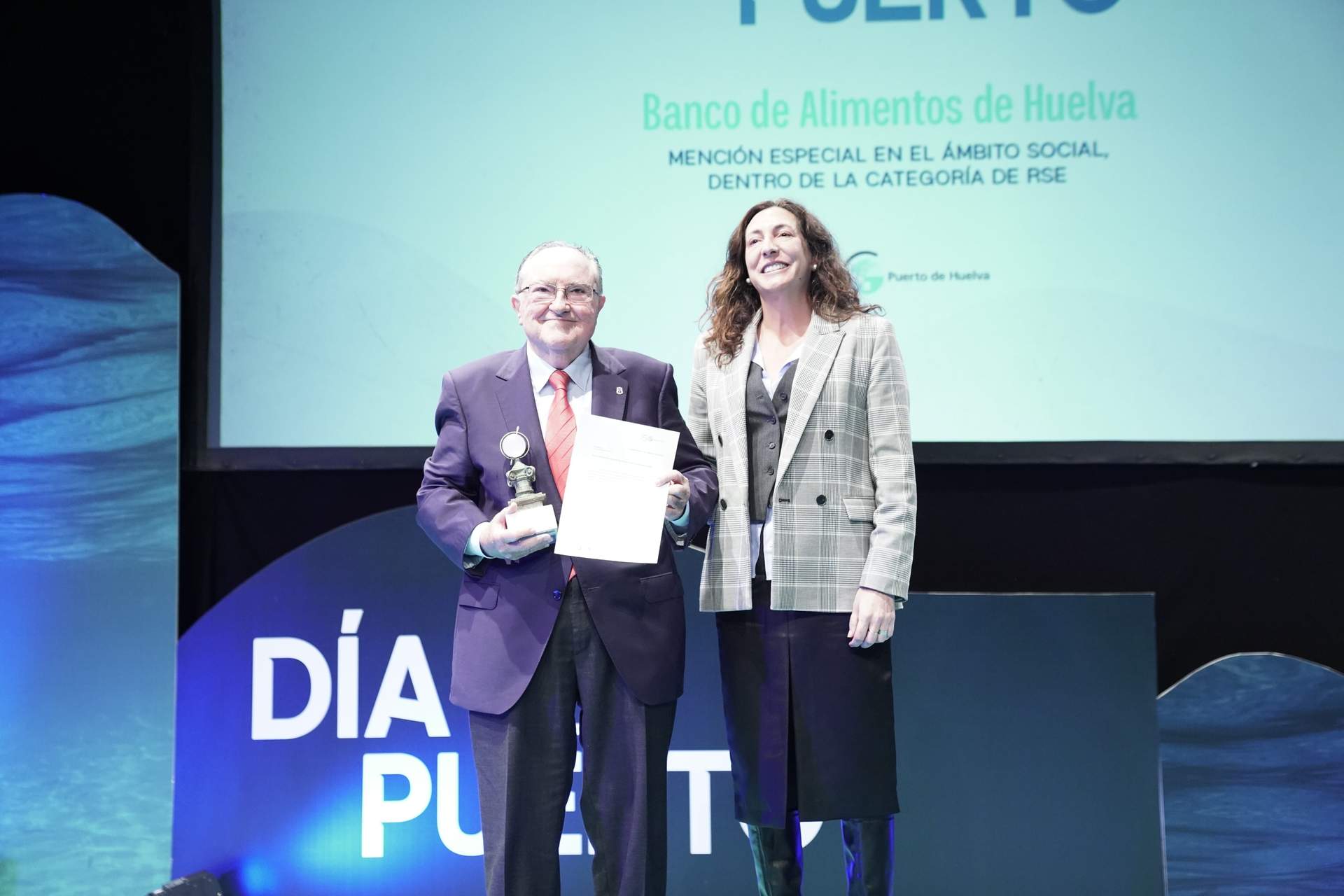 La consejera Loles López entrega el reconocimiento al Banco de Alimentos