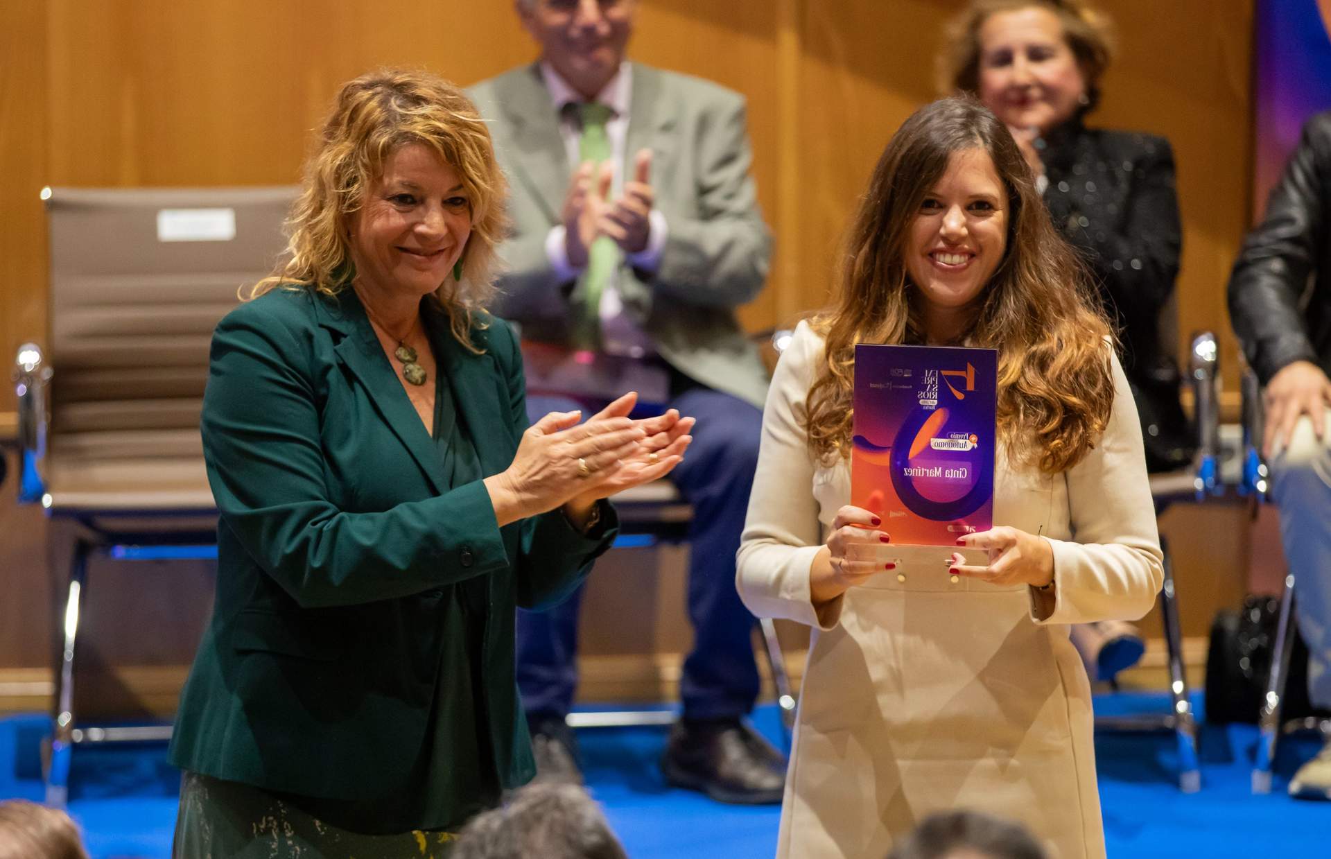 Pilar MIranda entrega el galardón