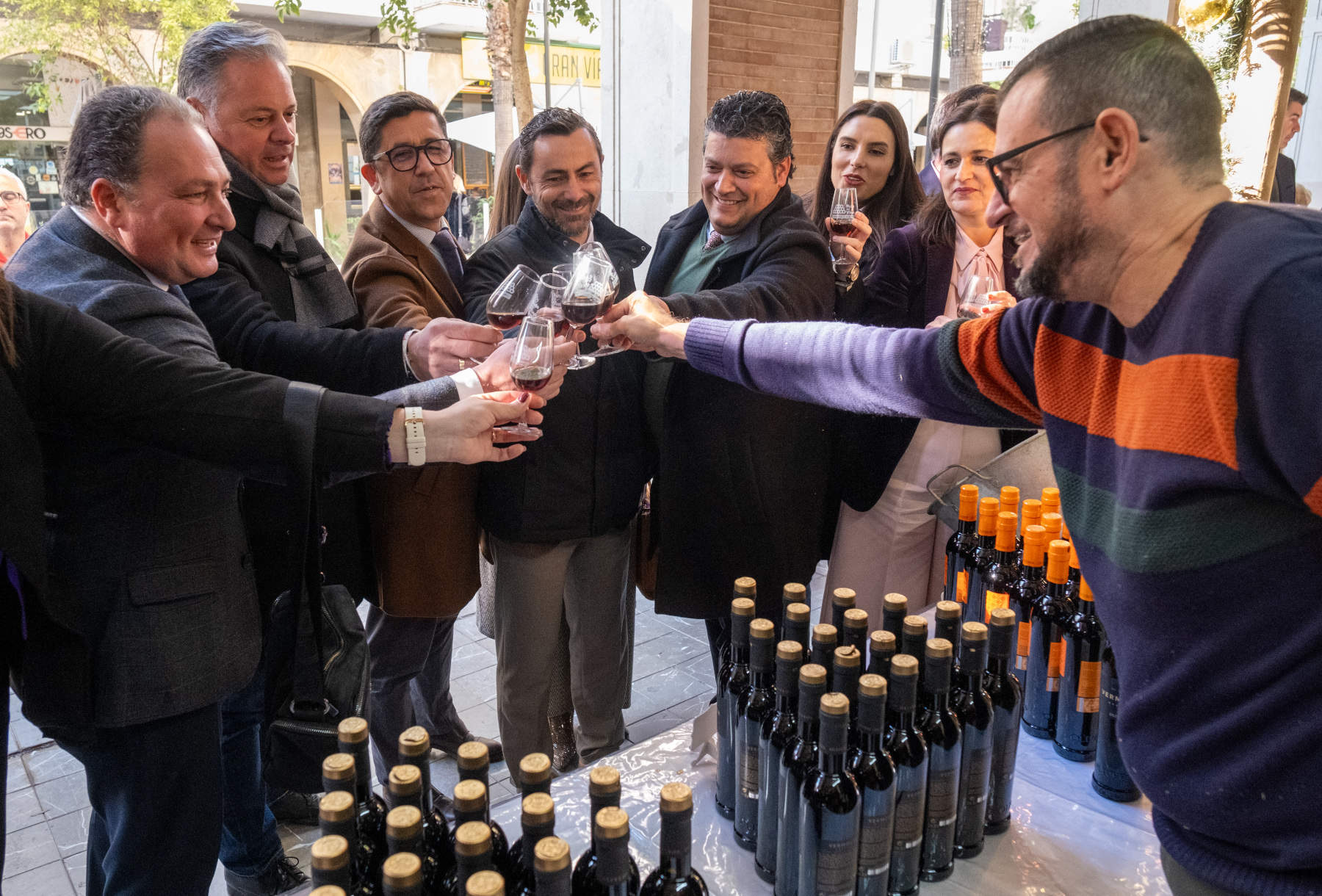 Brindis en el stand de vinos y licores