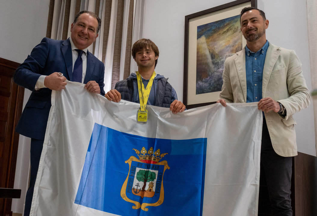 Nico Castaño, en el centro, en la recepción de la Diputación