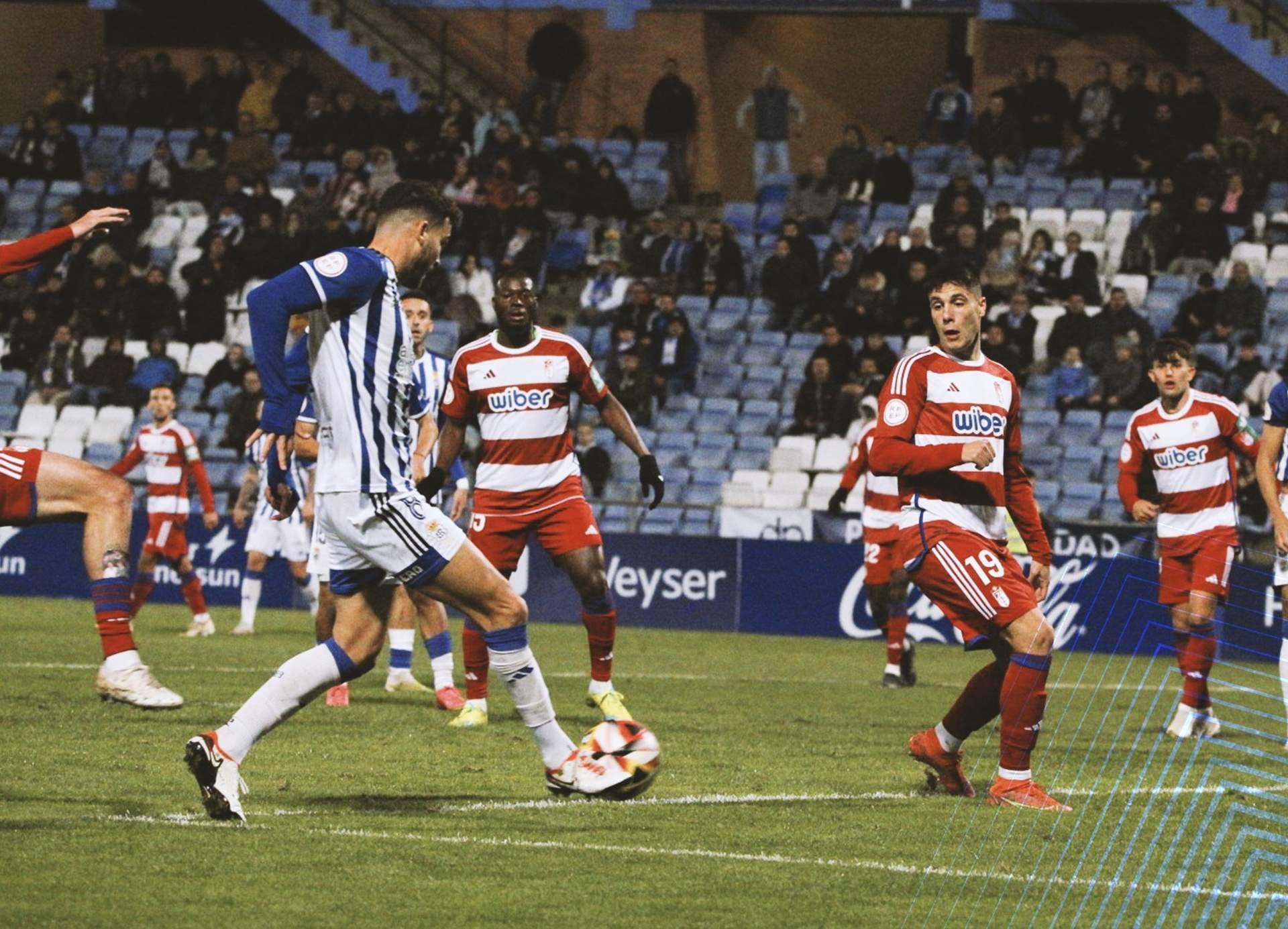 Lance del partido entre el Recreativo y el Granada B.