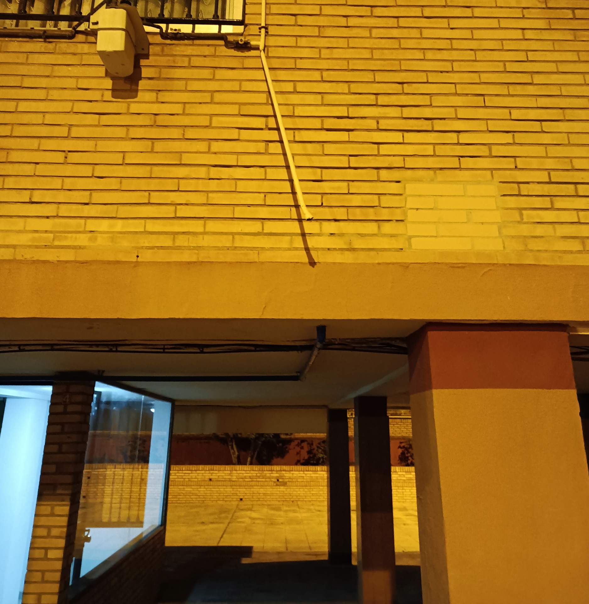 Tubería de gas cortada bajo una ventana de una vivienda