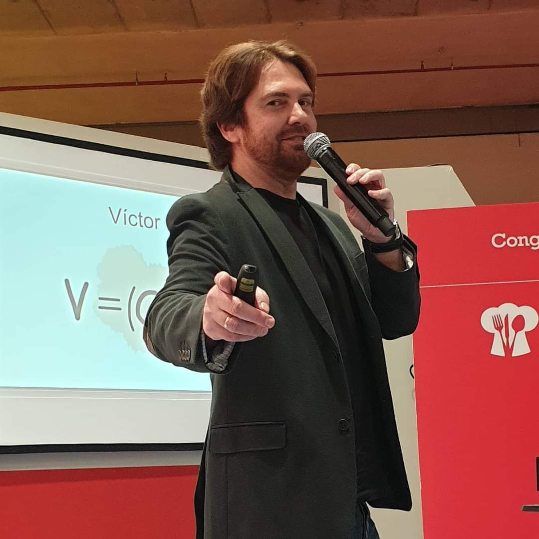 Durante una charla ponencia