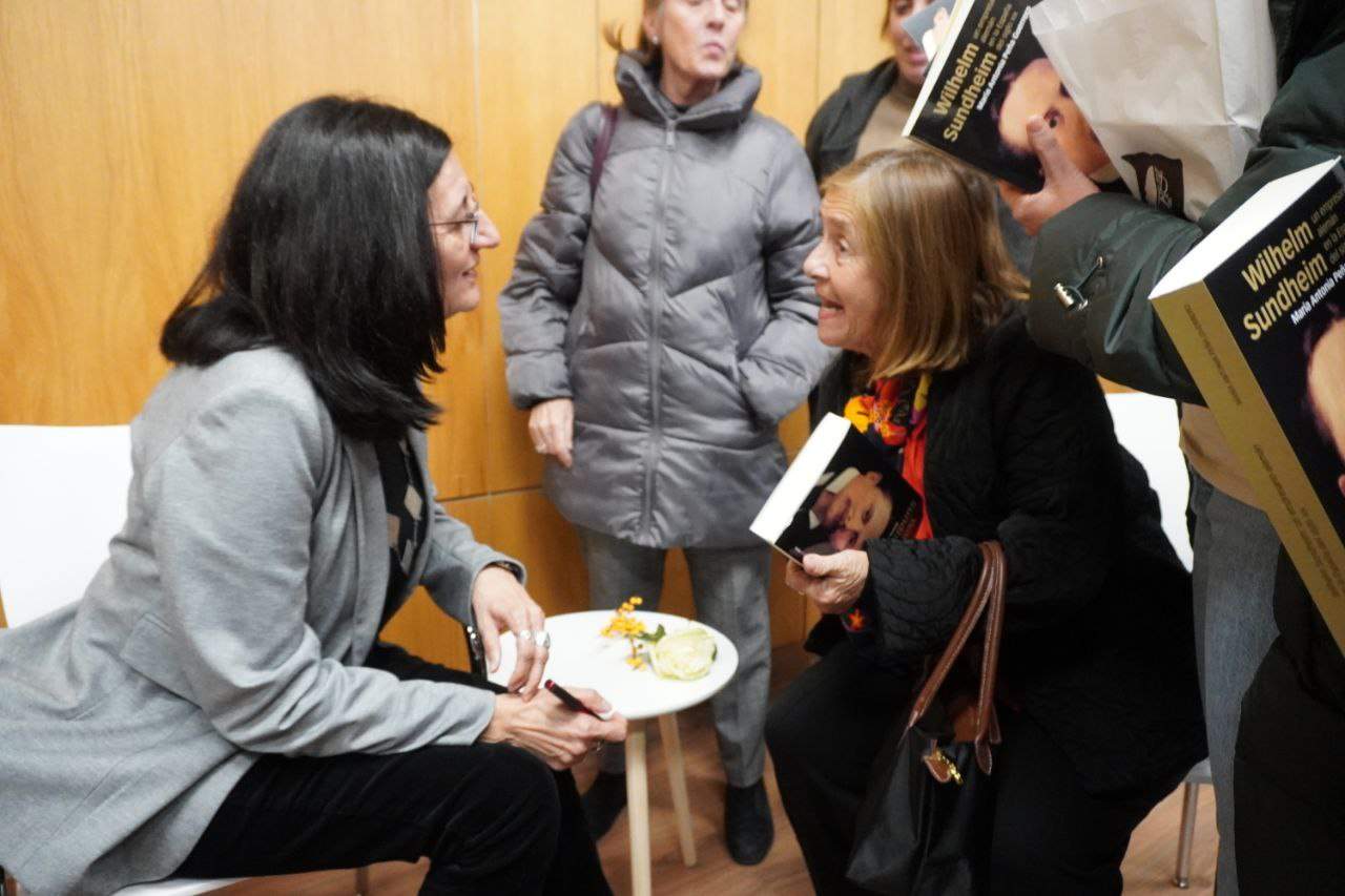 La Rectora, con una participante en el acto como público