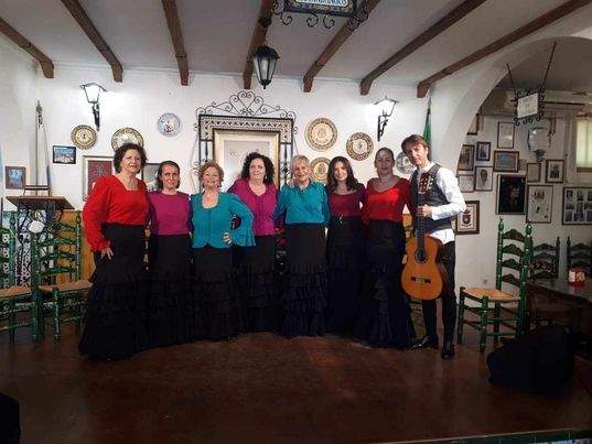 Con el cuadro de cante de su Peña Cultural Flamenca Femenina