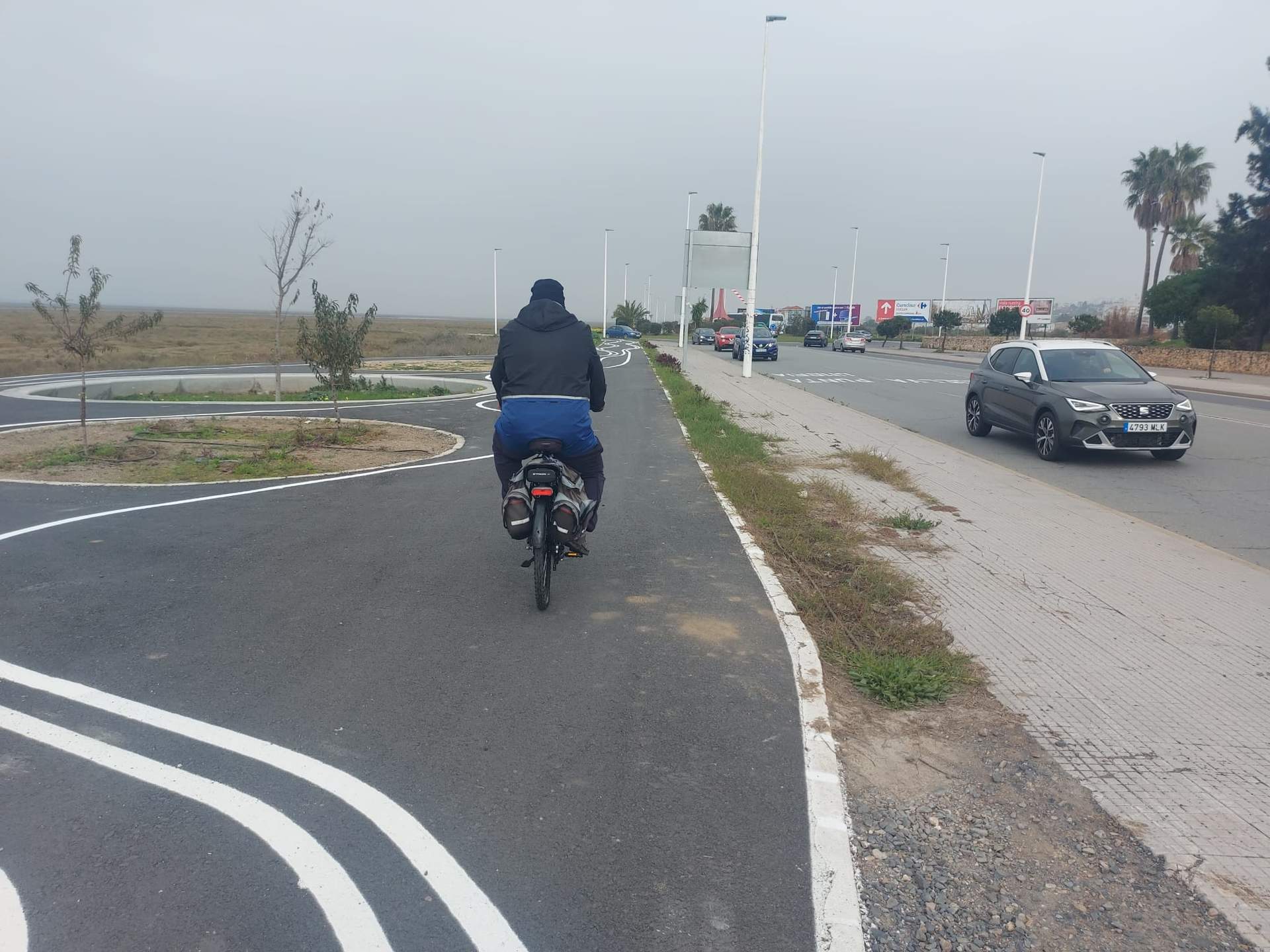 Un ciclista pasa por el carril-bici