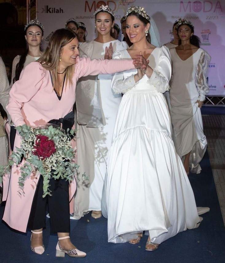 Luciendo un modelo de la diseñadora Maite Cardenas
