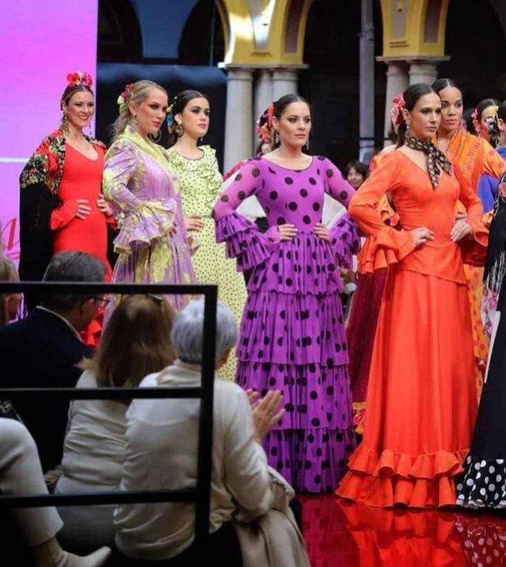 Durante un desfile de Huelva Flamenca