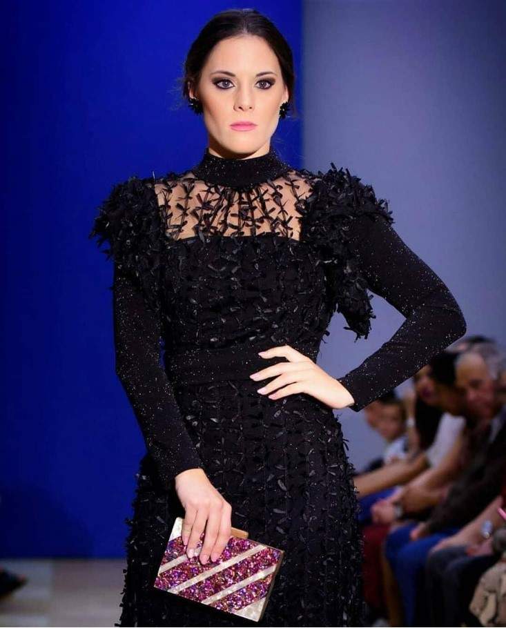 Cristina luciendo uno de los trajes de Huelva Flamenca 2023