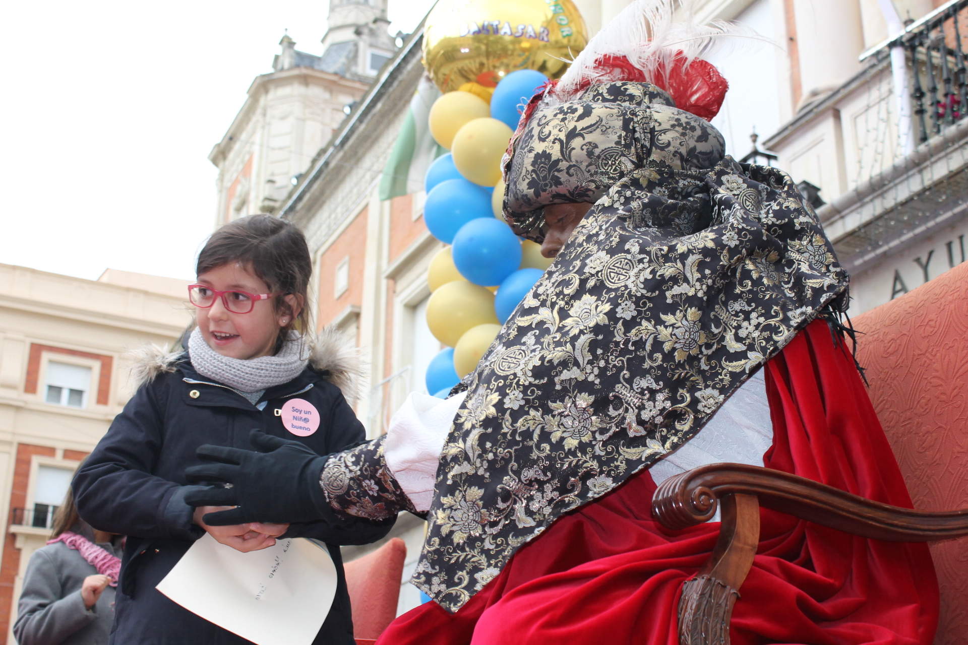 Una niña entrega su carta