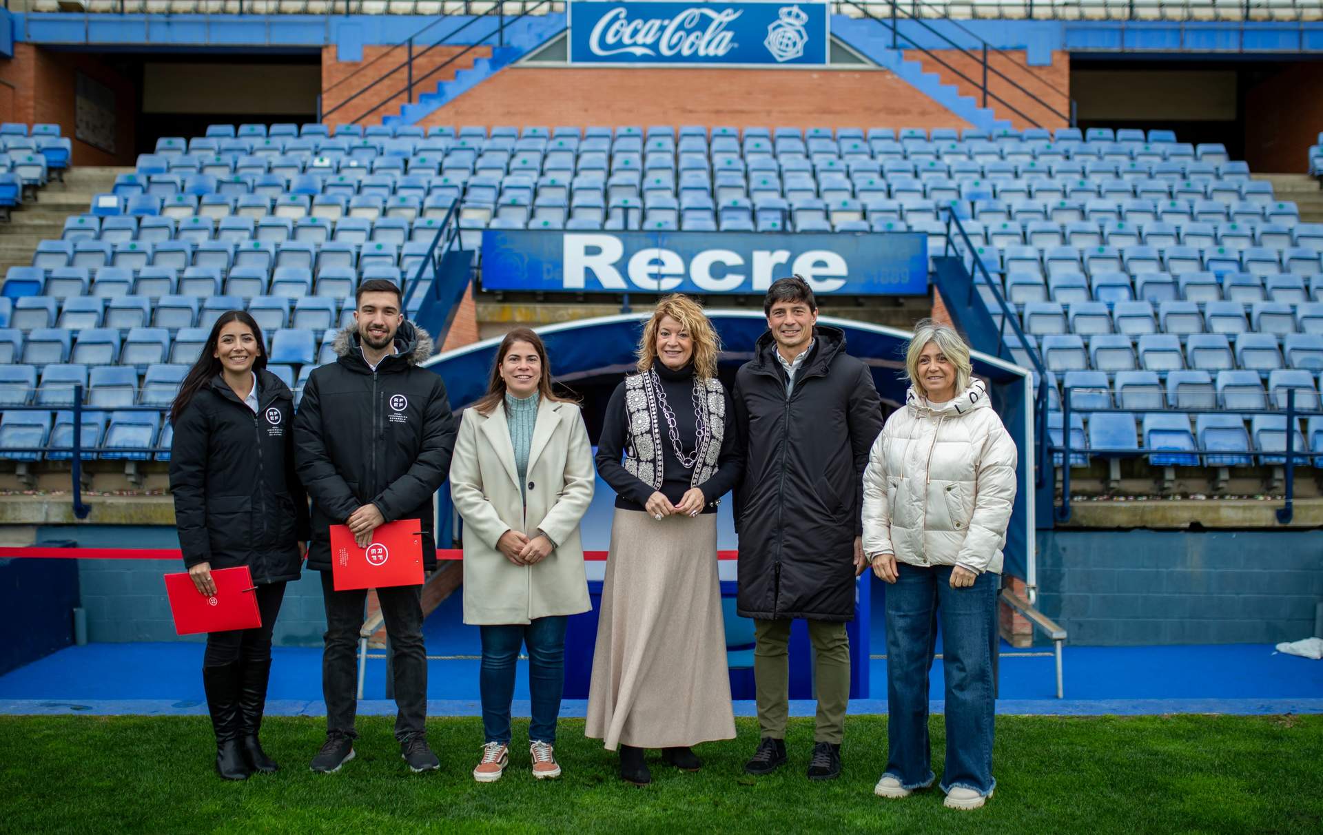 Los técnicos de la RFEF con los políticos y el presidente del Recre
