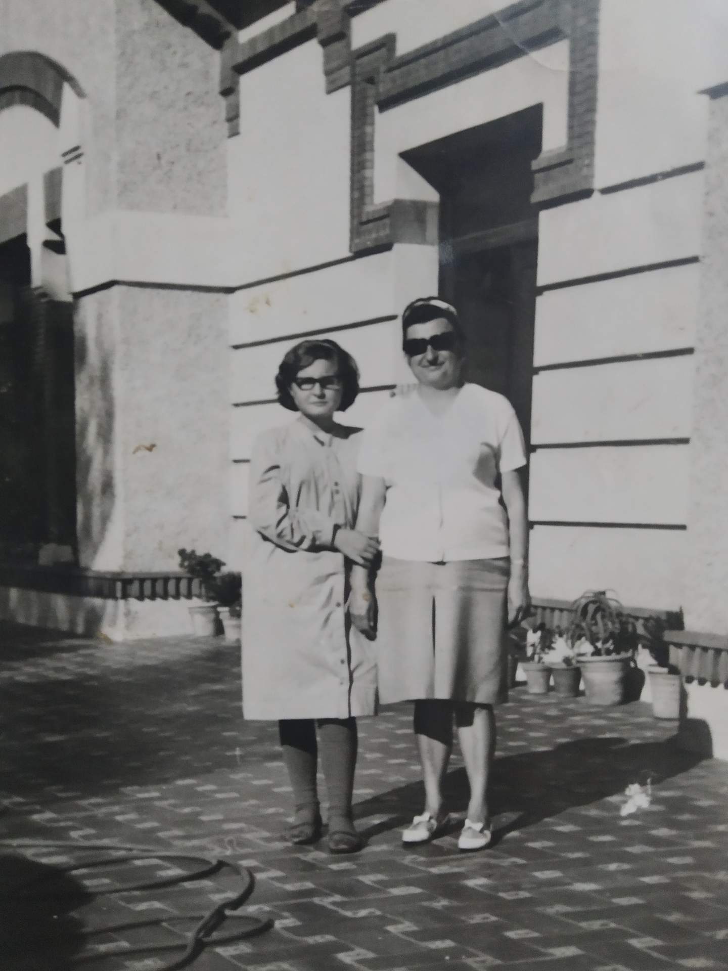 Con su madre en las puertas del Colegio Santo Ángel