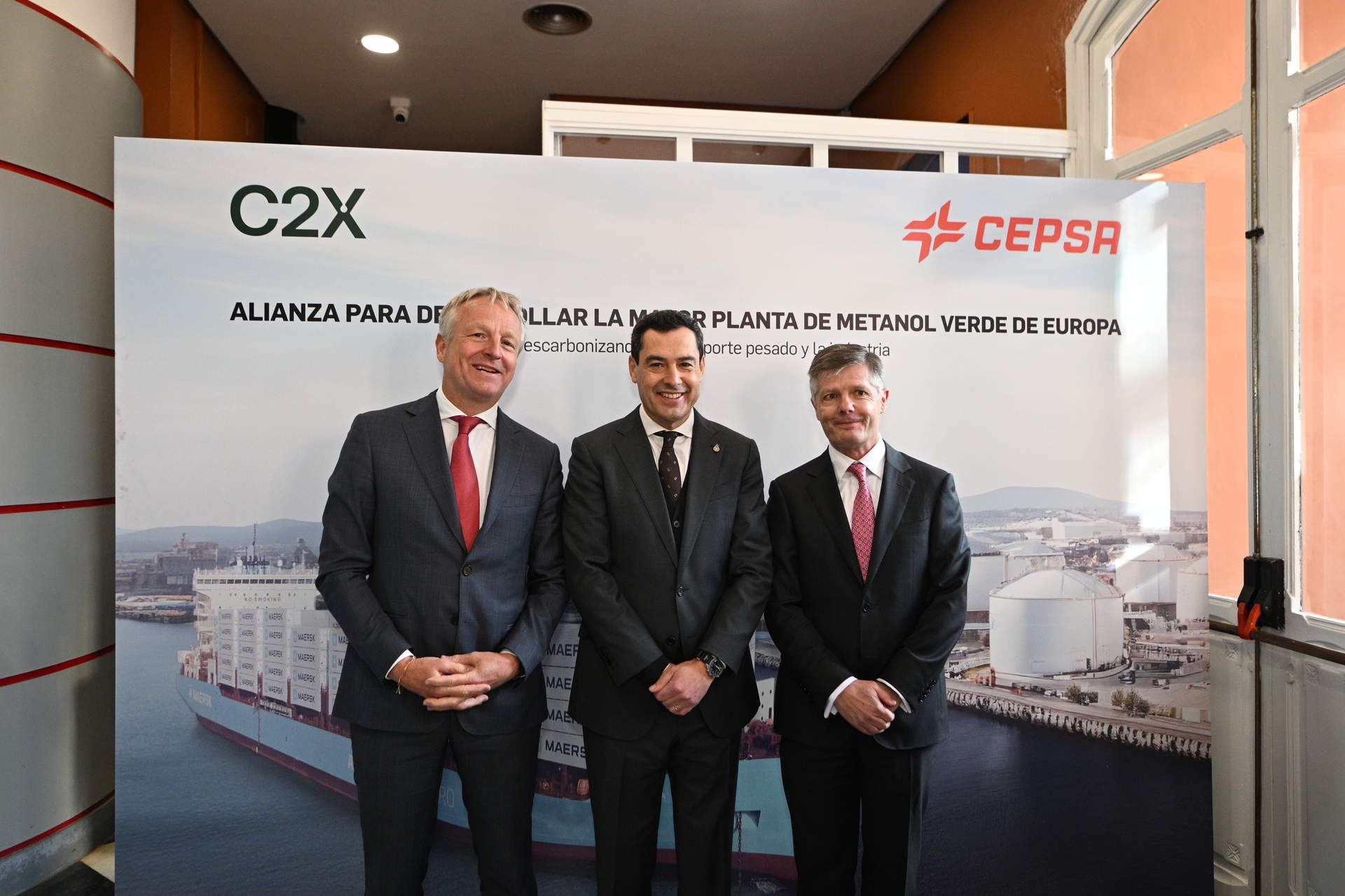 De izq a dcha Maarten Wetselaar, CEO de Cepsa, Juan Manuel Moreno Bonilla, presidente de la Junta de Andalucía, y Brian Davis, CEO de C2X