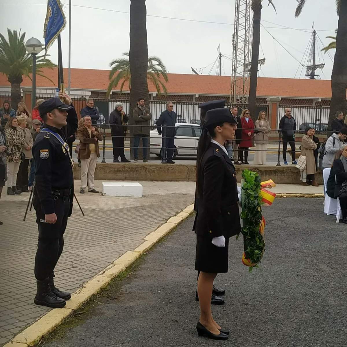 Emocionado recuerdo a los agentes caídos