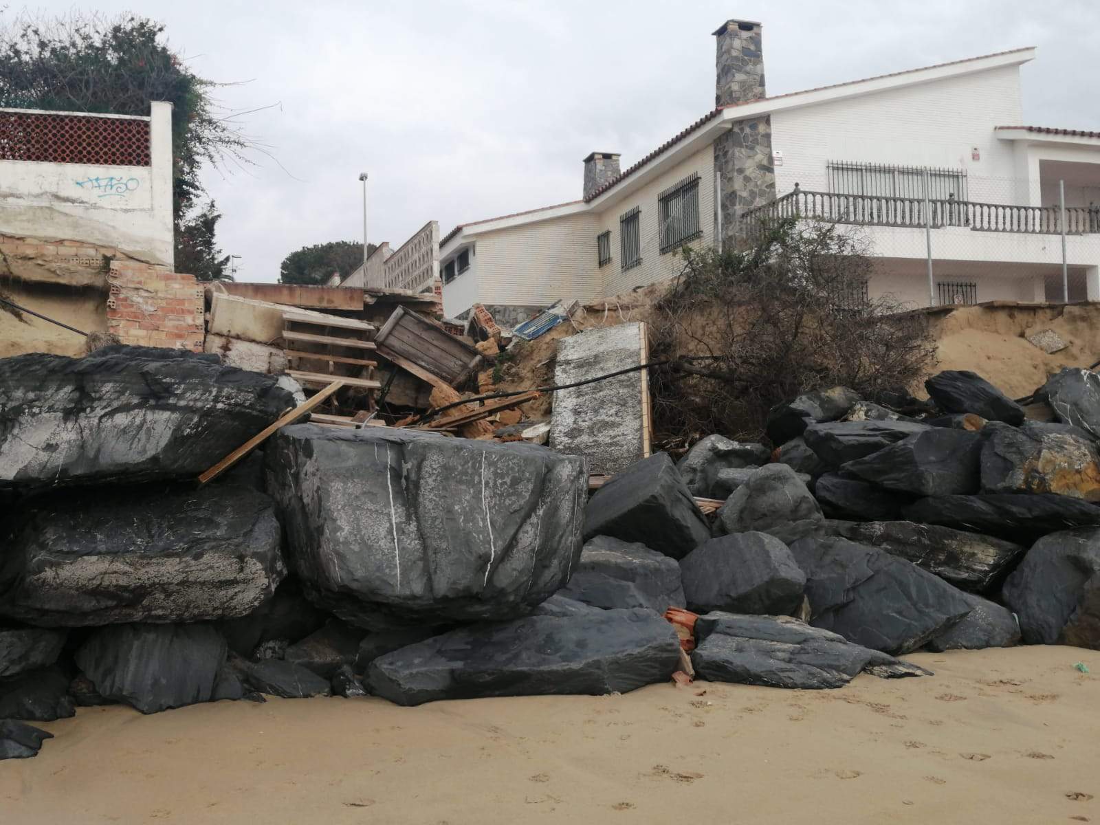 Daños a las puertas de los chalés
