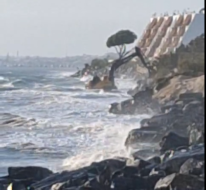 Una excavadora pillada por el fuerte oleaje