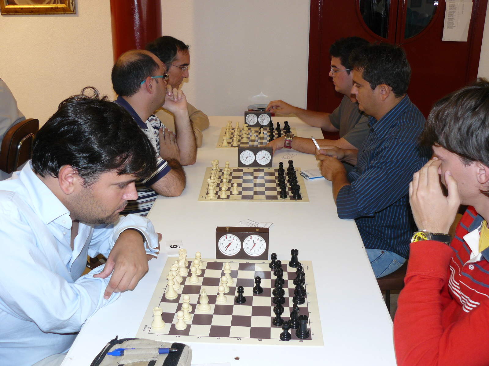 Carlos López, pensativo durante una partida