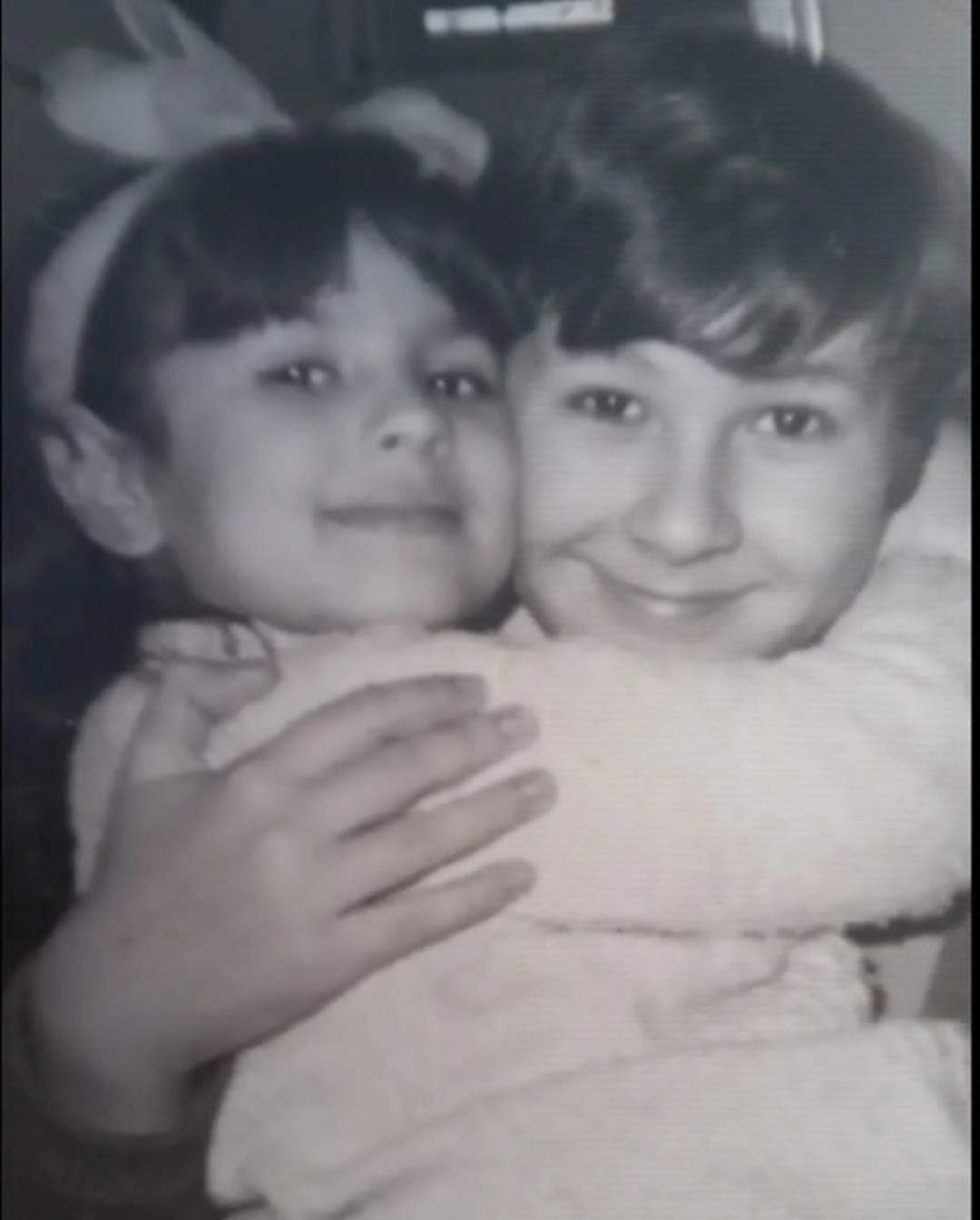 María del Carmen Velasco junto a su hermano