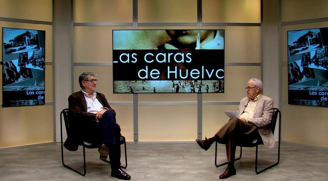 Alejandro en una entrevista en Huelva Televisión con Diego Lopa