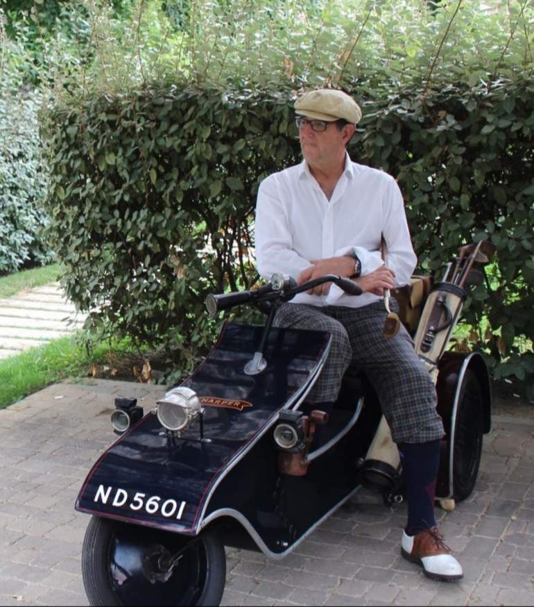 En el Carro de golf preparado para hacer unos hoyos
