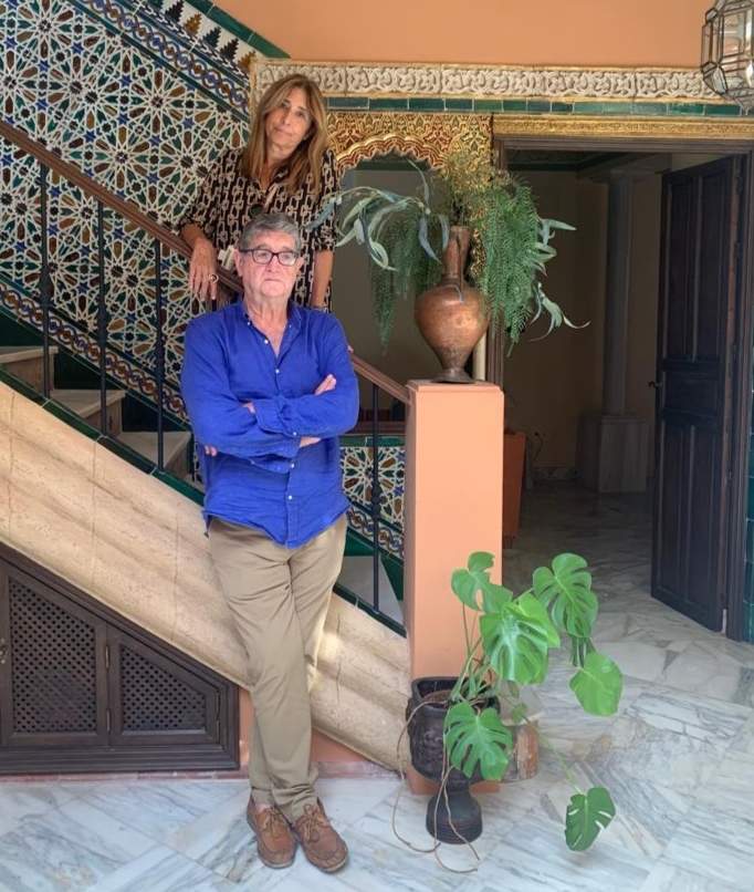 Posando junto a su esposa Juana