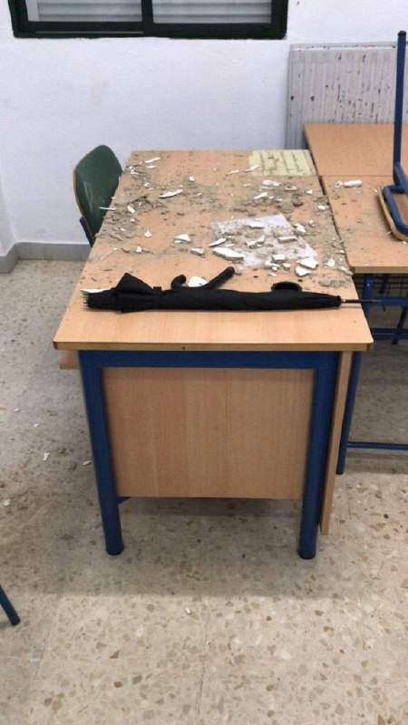 Trozos de techumbre sobre una mesa de clase