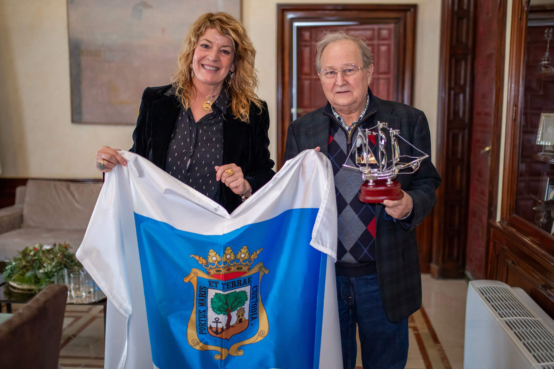 Juan Pérez Mercader junto a Pilar Miranda, con los dos símbolos de Huelva