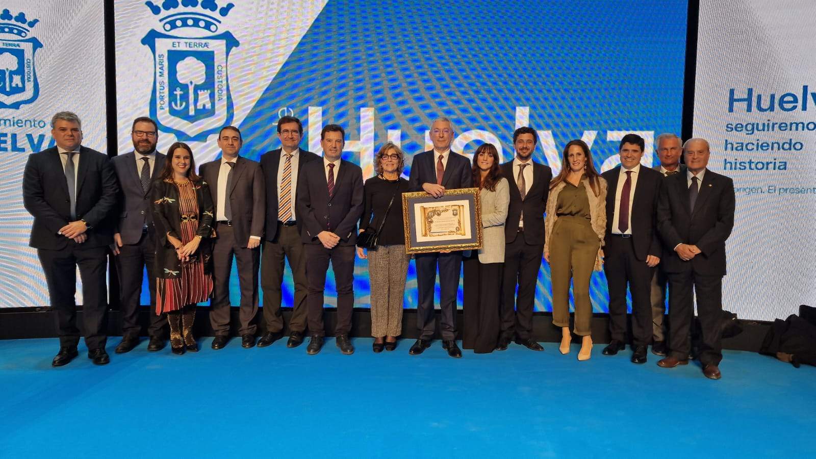 Álvarez Osorio junto a personal del Puerto de Huelva y su presidente