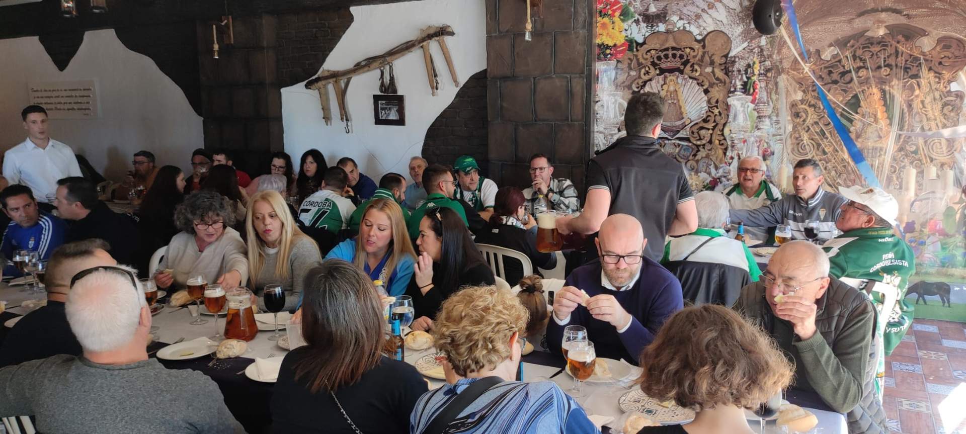 Almuerzo conjunto entre las dos aficiones.