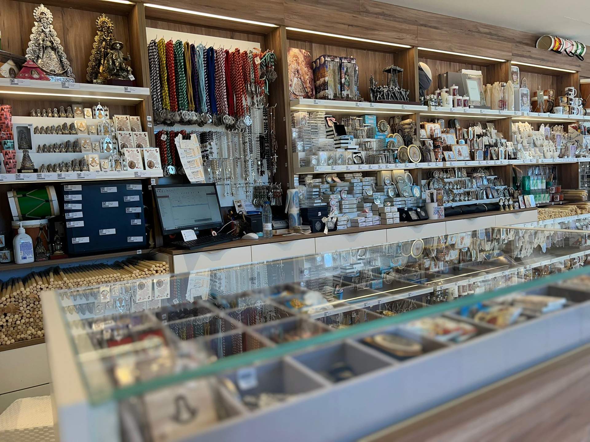 Productos a la venta en los estantes