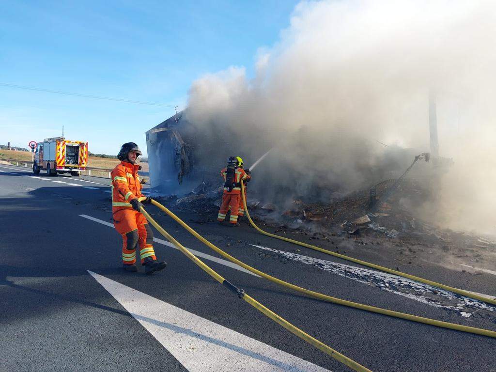 Efectivos del Consorcio en el incendio del camión