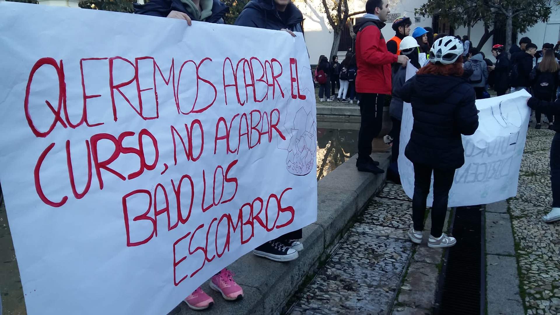 Cartel donde se muestra el temor a un derrumbe