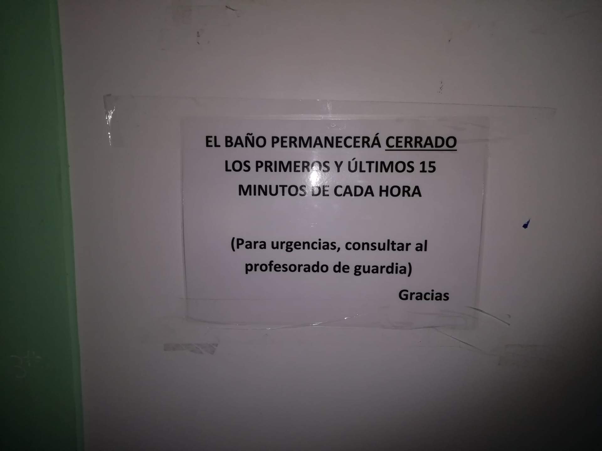 Cartel que anuncia las restricciones en los baños del IES lepero