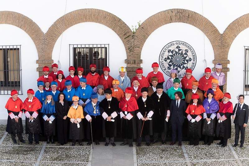 Participantes en el acto en la UNIA posan con el homenajeado