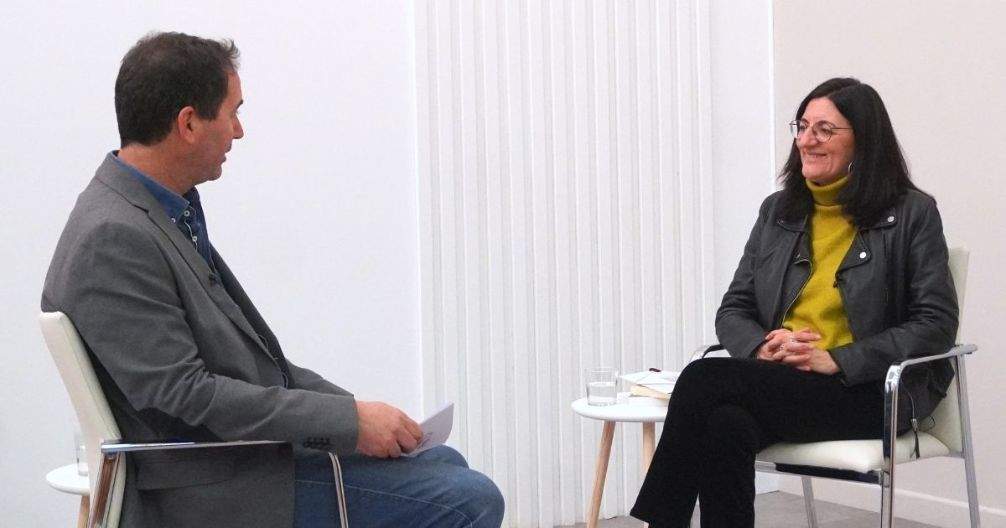 La Rectora junto al periodista Rafael López
