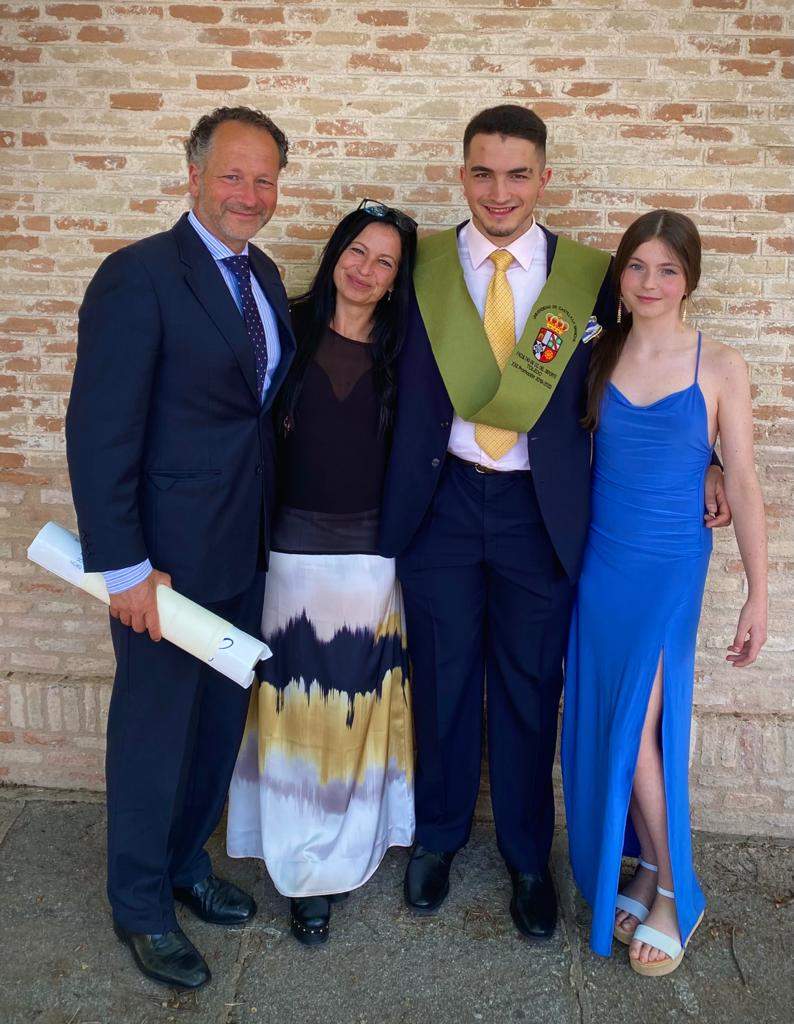 Su familia