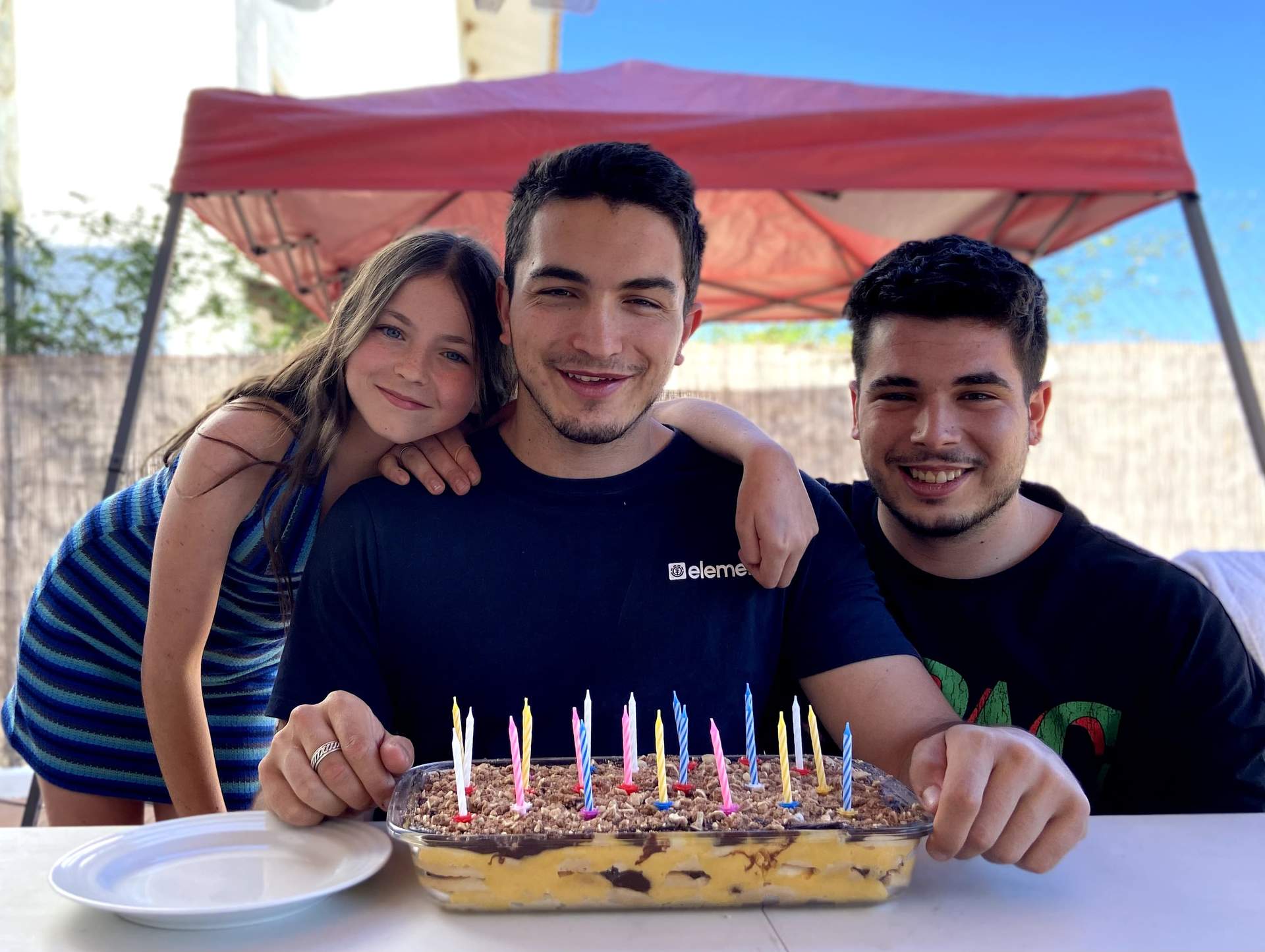 Con sus hermanos