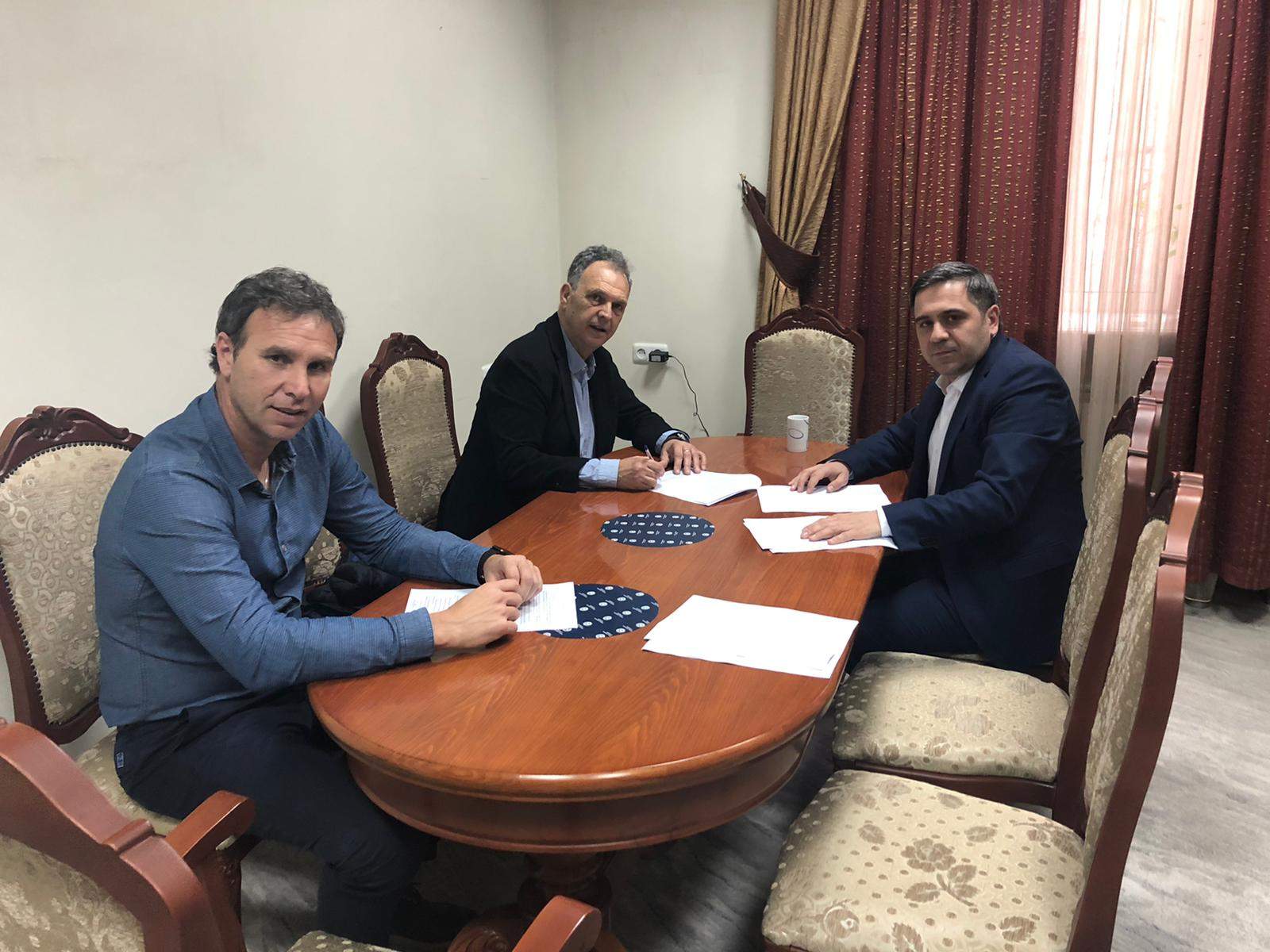 Junto a Joaquín Caparrós y el presidente de la Fedración de Armenia, el dia de la firma del contrato