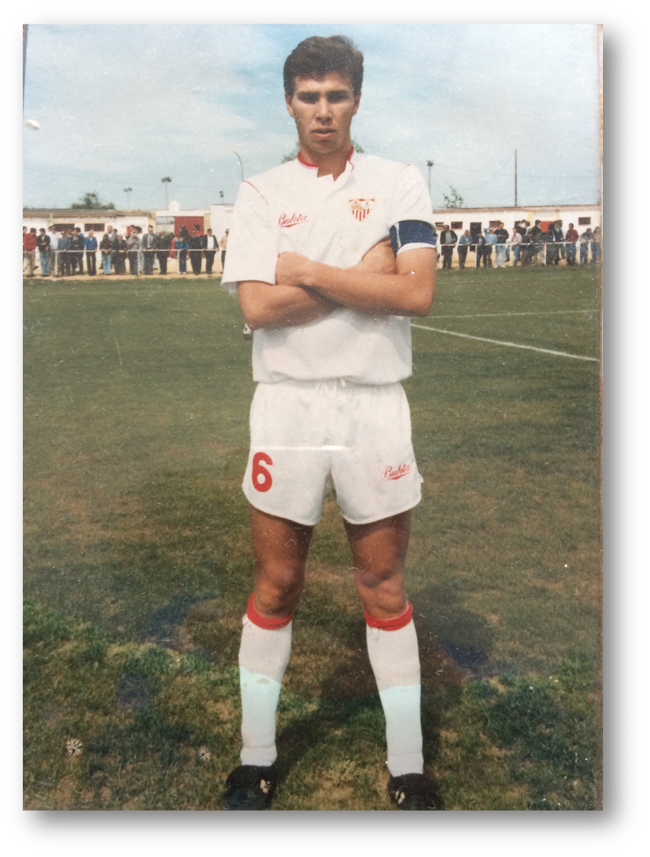 En sus principios defendiendo la camiseta del Sevilla