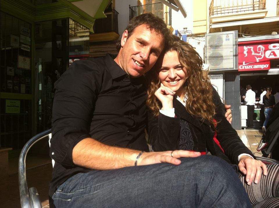 Con su esposa Flor disfrutando de una terraza en Huelva