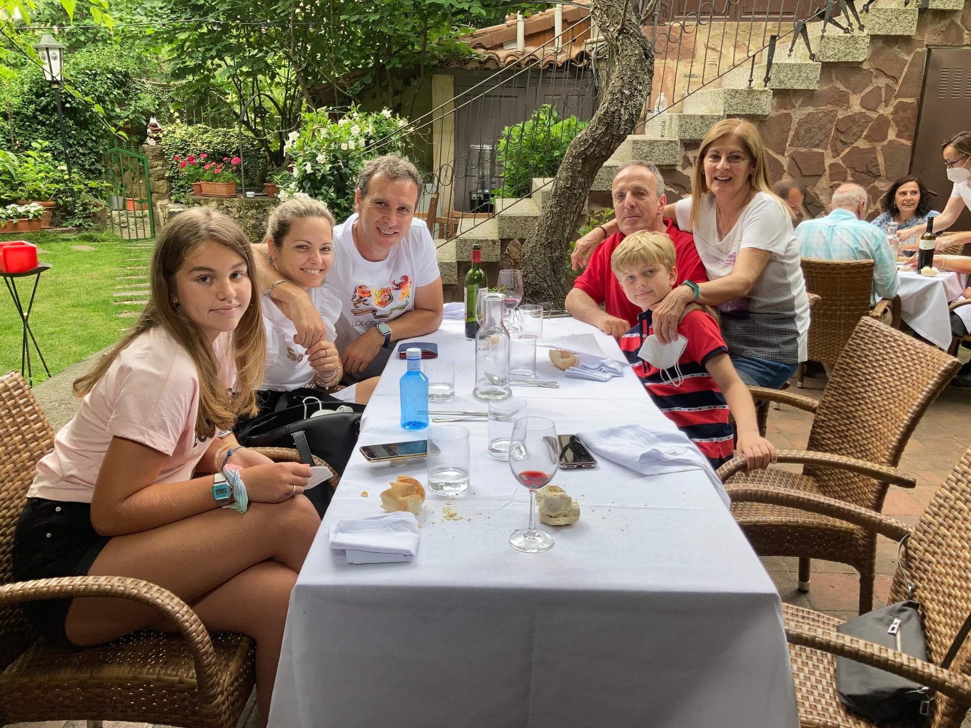Toda la familia compartiendo mesa y mantel con sus comadres vasco Rosa y Joserra