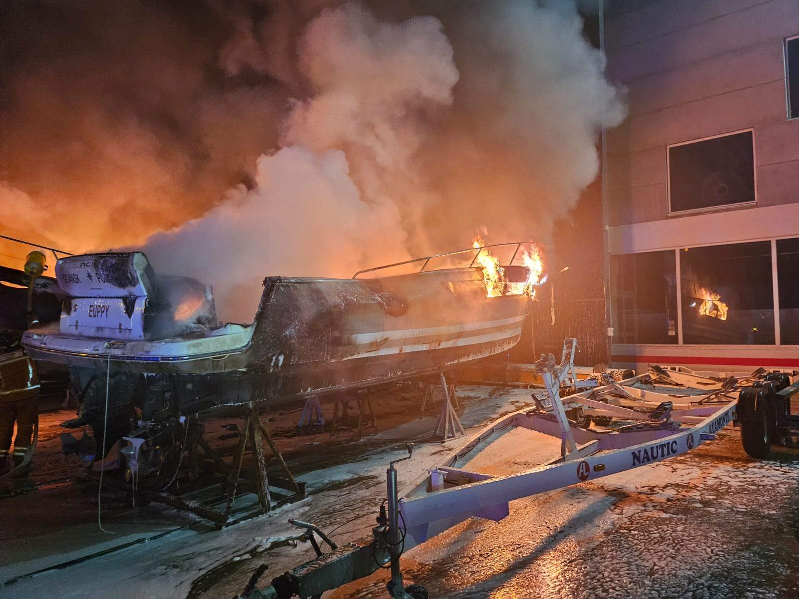 Una embarcación ardiendo