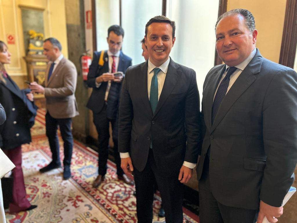 David Toscano, derecha, en un receso de la reunión