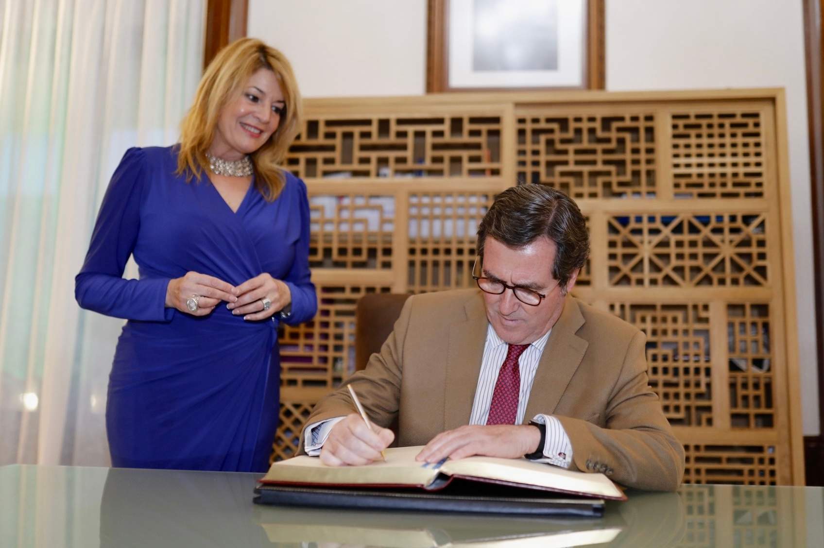 Garamendi firma en el libro de honor ante la alcaldesa