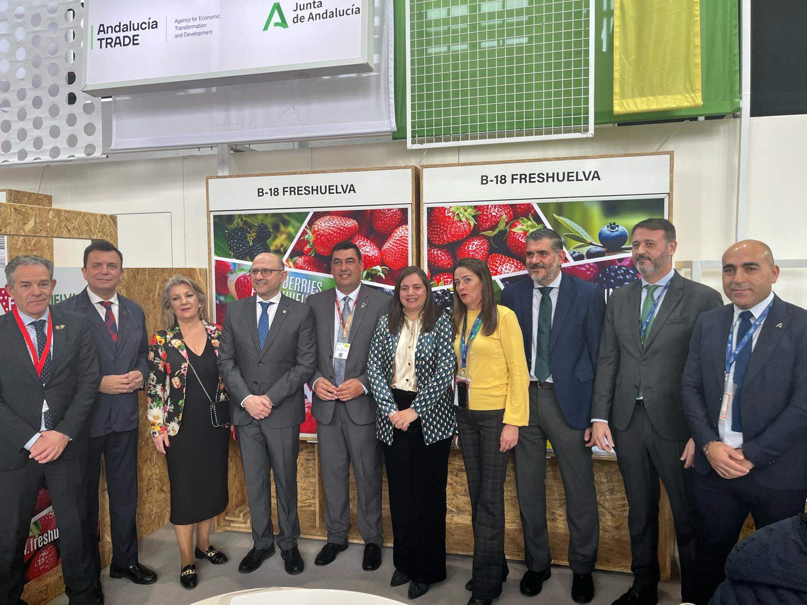 Visita al stand de Freshuelva